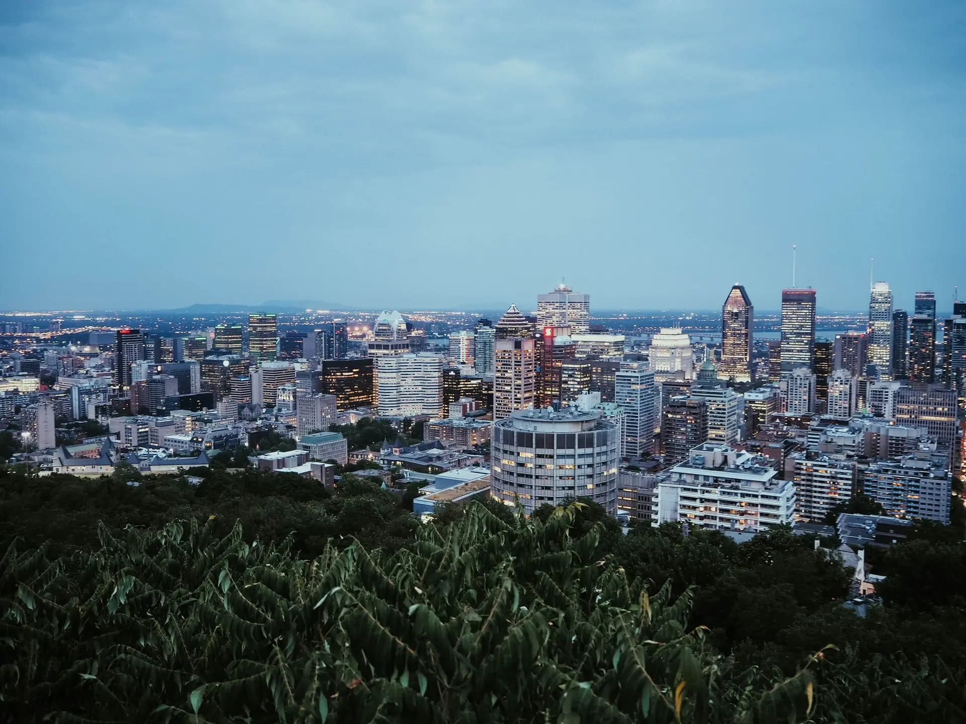 Vue nocturne de la ville de Montréal depuis le Mont-Royal